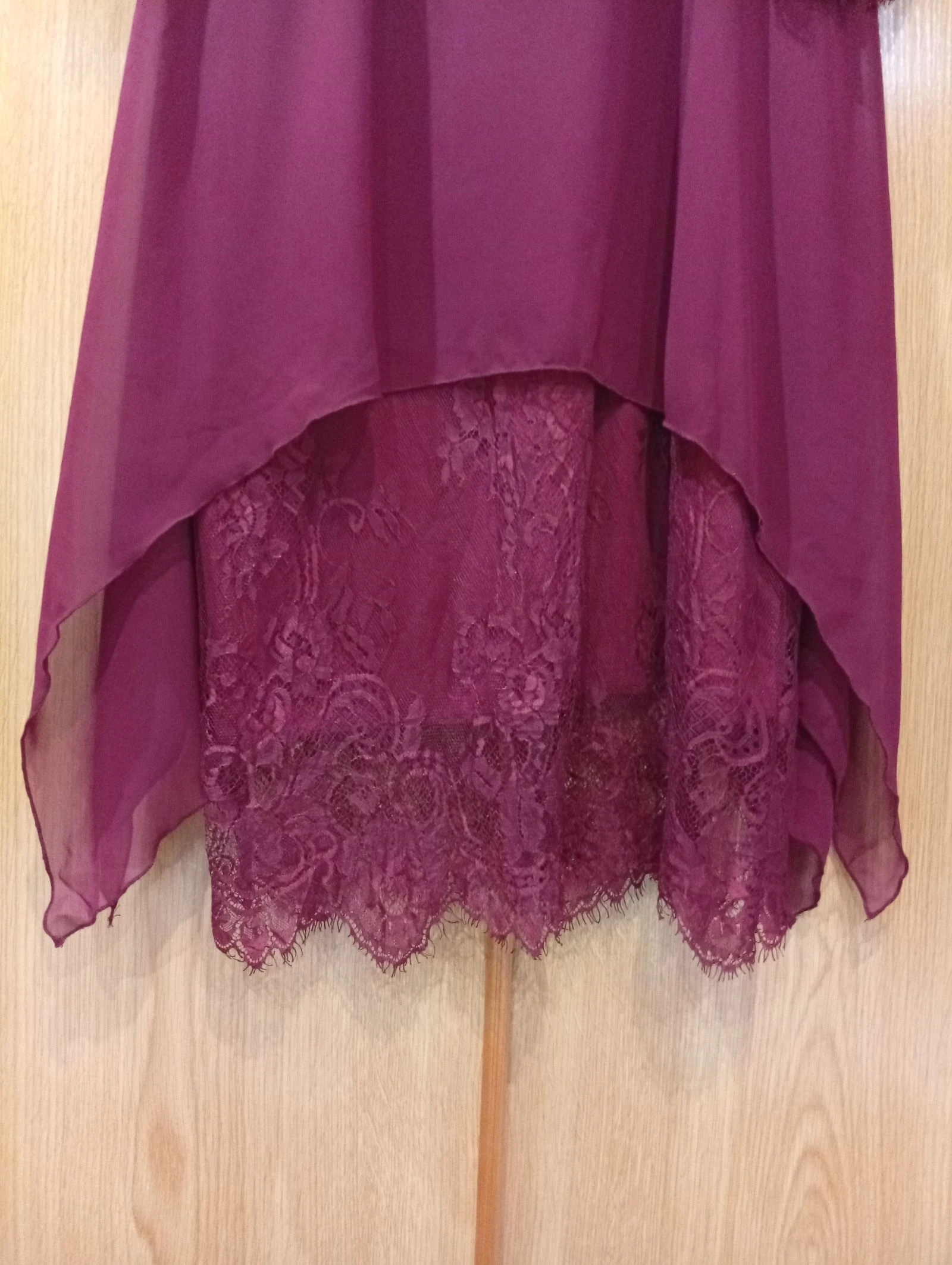 Vestido bordô lindo com detalhes delicados em renda e uma sobreposição fluida de chiffon – photo 3